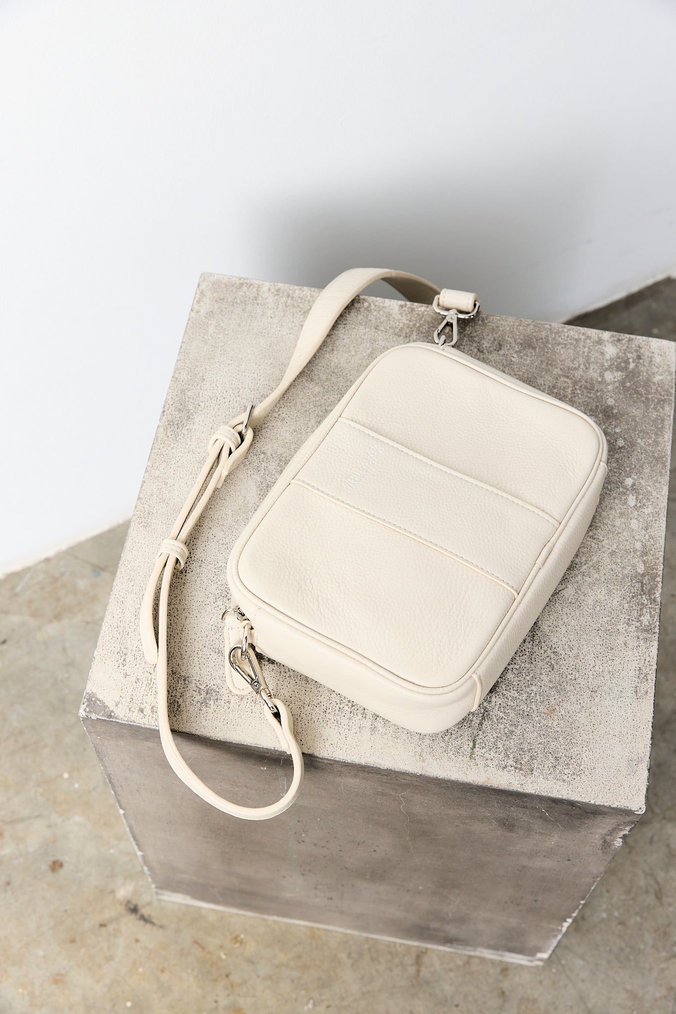 NATE BAG Bone Leather